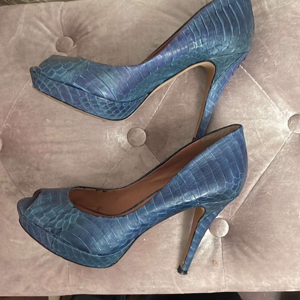 Vince Camuto platform (1/2 in) heels (4 in) slightly worn  size 6/36 Exc. cond.